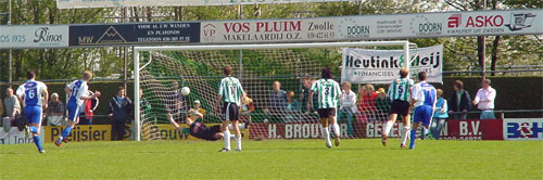 WHC benut de strafschop  (Foto Helmich Lubberts)